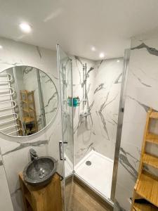 Ένα μπάνιο στο Atypaluxe Appartement 3 chambres +44 φωτογραφίες