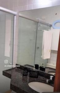 Et badeværelse på Flat no condomíno Monte Castelo em Gravatá-PE