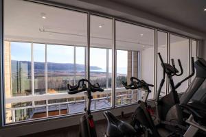 een fitnessruimte met 2 hometrainers voor een raam bij 311 - Luxury Condo The 5 Senses - View Pool & EV in Baie-Saint-Paul