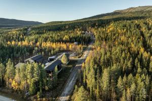 una vista aerea di una casa in una foresta di Levin Lyhty Dawn D4 by Hilla Villas a Kittilä