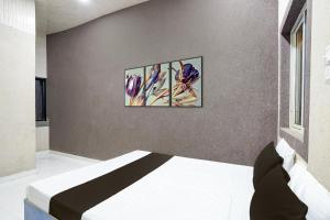 En eller flere senge i et værelse på Hotel O The Lotas Gardan