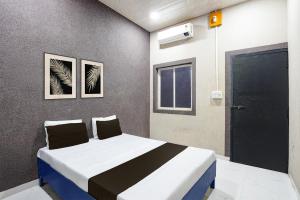 En eller flere senge i et værelse på Hotel O The Lotas Gardan