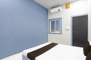 En eller flere senge i et værelse på Hotel O The Lotas Gardan