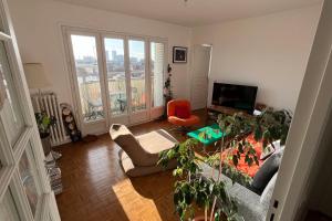 TV a/nebo společenská místnost v ubytování Peaceful apartment in Les Lilas near Paris