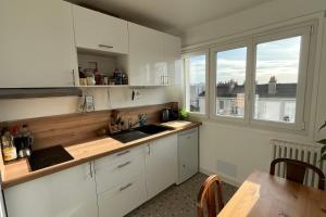 Kuchyň nebo kuchyňský kout v ubytování Peaceful apartment in Les Lilas near Paris