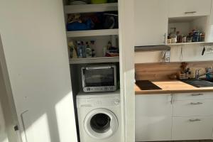 Kuchyň nebo kuchyňský kout v ubytování Peaceful apartment in Les Lilas near Paris