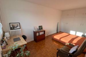 Postel nebo postele na pokoji v ubytování Peaceful apartment in Les Lilas near Paris + 3 fotografie