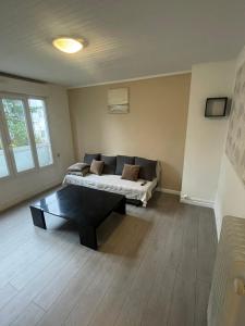 Posezení v ubytování Appartement 2 chambres lumineux à 10 minutes de Paris