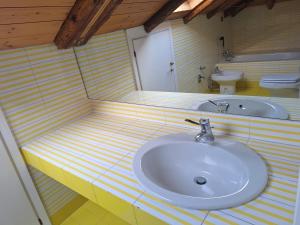 ein Badezimmer mit einem Waschbecken und einem Waschbecken in der Unterkunft Camera con vista in Calalzo + 12 Fotos