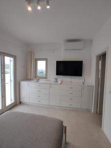 TV a/nebo společenská místnost v ubytování Aurora Galini - Aqua Serenity Stay