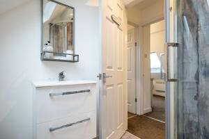 Koupelna v ubytování Stunning 2 Bedroom Home in Bourton-on-the-Water + 54 fotografií