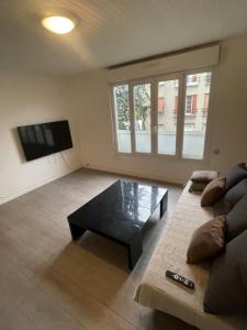 TV a/nebo společenská místnost v ubytování Appartement 2 chambres lumineux à 10 minutes de Paris