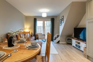 TV a/nebo společenská místnost v ubytování Stunning 2 Bedroom Home in Bourton-on-the-Water