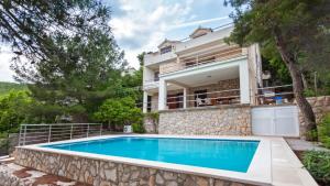 Swimmingpoolen hos eller tæt på Waterfront Villa Dora by Villas Guide