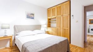 En eller flere senge i et værelse på Waterfront Villa Dora by Villas Guide + 25 billeder