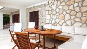 Et opholdsområde på Waterfront Villa Dora by Villas Guide