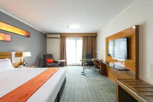 een hotelkamer met een bed en een flatscreen-tv bij Maple Hotel in Bangkok +49 foto's