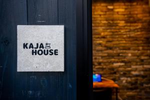 Et logo, certifikat, skilt eller en pris der bliver vist frem på KAJAhause