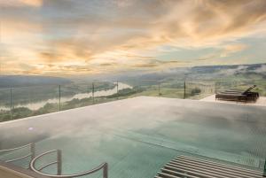 una piscina con vistas a las montañas en Hotel Schachner, en Maria Taferl