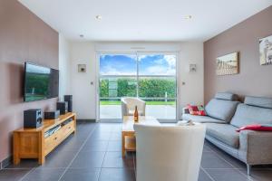 Et tv og/eller underholdning på Villa Yana Bretagne Piscine Intérieure partagée et Spa Privatif 100m de la Plage