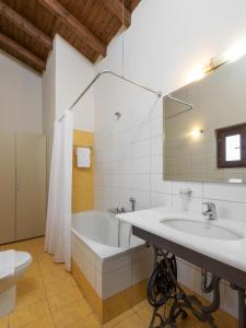 Et badeværelse på Luxurious Villa Mountain views & close to the sea + 7 billeder