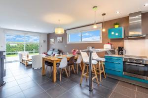 Køkken eller tekøkken på Villa Yana Bretagne Piscine Intérieure partagée et Spa Privatif 100m de la Plage