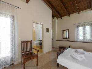 En eller flere senge i et værelse på Luxurious Villa Mountain views & close to the sea