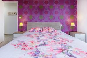 En eller flere senge i et værelse på Villa Yana Bretagne Piscine Intérieure partagée et Spa Privatif 100m de la Plage + 43 billeder