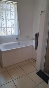 Koupelna v ubytování Modern Home in Historic Neighborhood