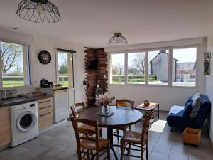 Kuchyň nebo kuchyňský kout v ubytování Studio Le Jardin