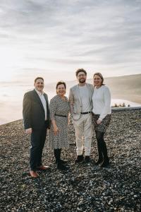 een groep mensen die op een rotsachtig strand staan bij Hotel Schachner in Maria Taferl