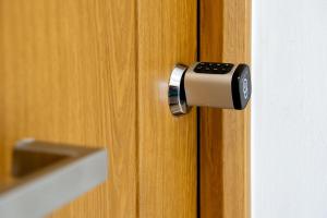 a close up of a door knob on a wooden door at YourHouse Apartamentos Andasol 1D in Chipiona