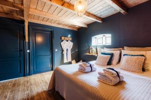 a bedroom with a bed with two towels on it at Boutique vakantiehuis Het Stalhuys in Reeuwijk