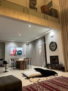 Μια τηλεόραση ή/και κέντρο ψυχαγωγίας στο Villa Deluxe Au Pied de l'Atlas Béni Mellal