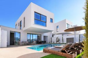 Swimmingpoolen hos eller tæt på Princess Margaret Luxury Villa