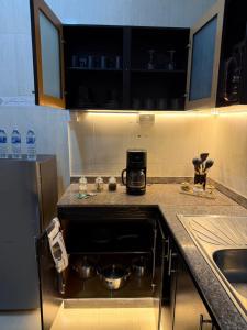 een keuken met een aanrecht met potten en pannen bij Revigore Oniru 1 in Lagos