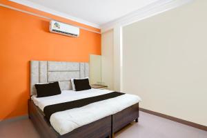 En eller flere senge i et værelse på SPOT ON by OYO Bhedaghat Resort + 21 billeder