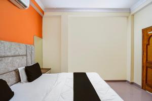 En eller flere senge i et værelse på SPOT ON by OYO Bhedaghat Resort