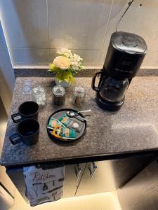 een aanrecht met een koffiezetapparaat en bloemen erop bij Revigore Oniru 1 in Lagos