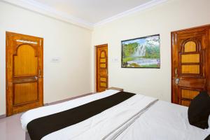 En eller flere senge i et værelse på SPOT ON by OYO Bhedaghat Resort