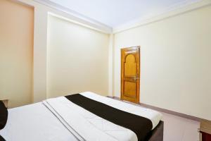 En eller flere senge i et værelse på SPOT ON by OYO Bhedaghat Resort