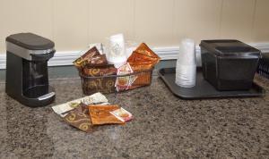 encimera con cafetera y toallas de papel en The Bluebird Motel Maine, en Machias