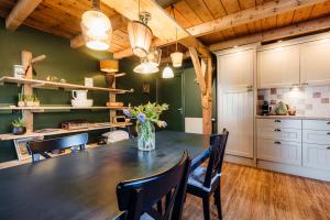 Køkken eller tekøkken på Boutique vakantiehuis Het Stalhuys