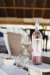 a bottle of wine and a glass on a table at Boutique vakantiehuis Het Stalhuys in Reeuwijk