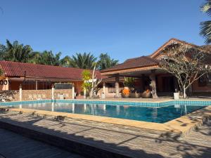 een zwembad voor een huis bij All Times Pool Villas in Ban Tha Khun