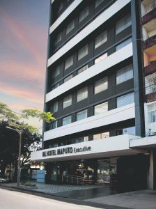 een gebouw met een bord waarop staat: import in Seattle bij WL Hotel Maputo Executive in Maputo