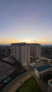 een luchtzicht op een gebouw met een zonsondergang op de achtergrond bij Modern 2-Bedroom Apartment Near Kisumu CBD, Free WiFi, Parking & Security in Kisumu
