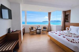 En eller flere senge i et værelse på Soria Majestic Beachfront Hotel + 26 billeder