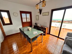 een woonkamer met een tafel en een bank bij CASA ABUELA MINA in Lomo de Arico +12 foto's