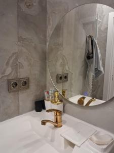 a bathroom with a sink and a mirror at Rams city квартира in Zhezdi